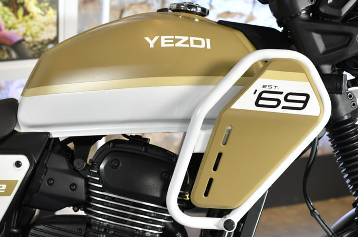 Other updates include a redesigned front and rear fender, beak, new rear rack, adjustable windscreen 2025 Yezdi Adventure Khakhi colour with rack